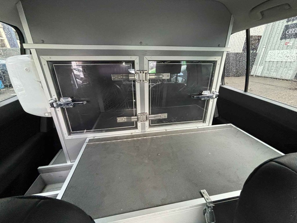 Volkswagen Touran 2.0 TDI AUTOMAAT / 180 DKM / HONDENWAGEN !!! foto 14